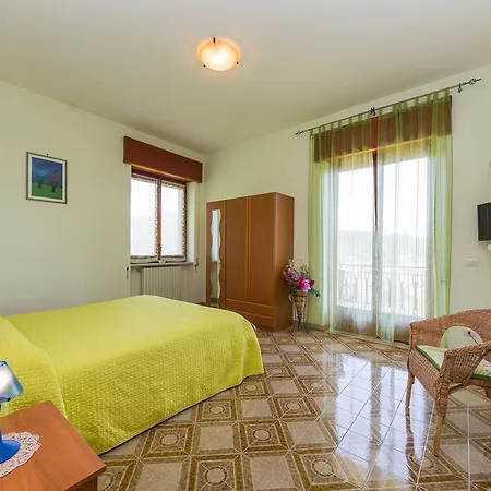 Incoronata אג'רולה